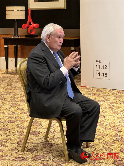 法國前總理、法國展望與創(chuàng)新基金會主席讓-皮埃爾·拉法蘭接受人民網(wǎng)的采訪。（人民網(wǎng) 謝瑩攝）