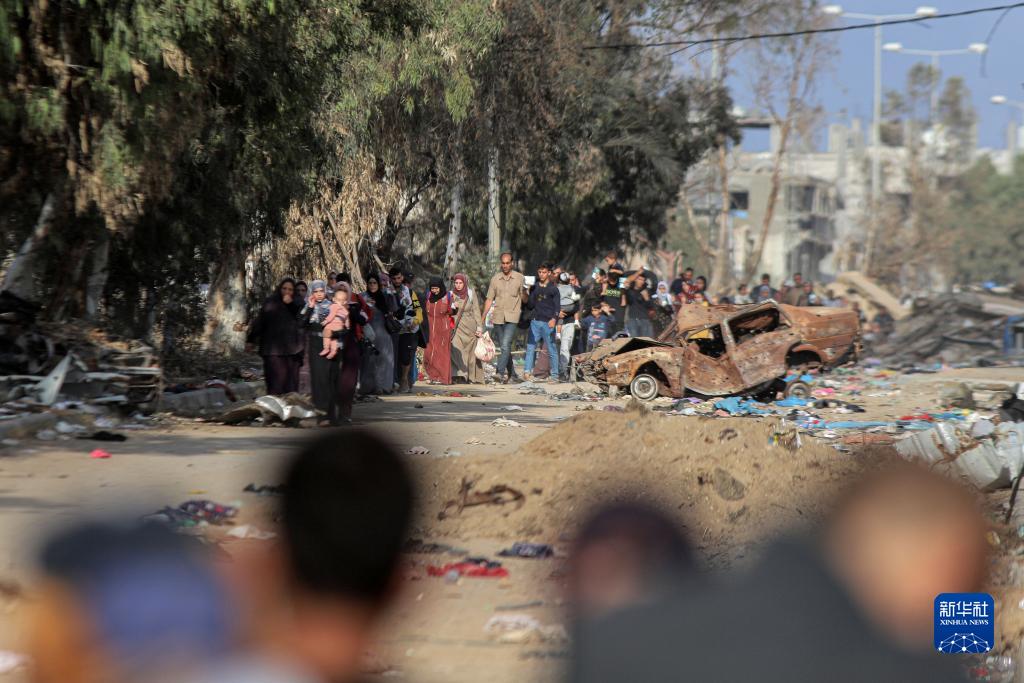 11月18日，在加沙地帶南部地區(qū)，巴勒斯坦人向南遷移。