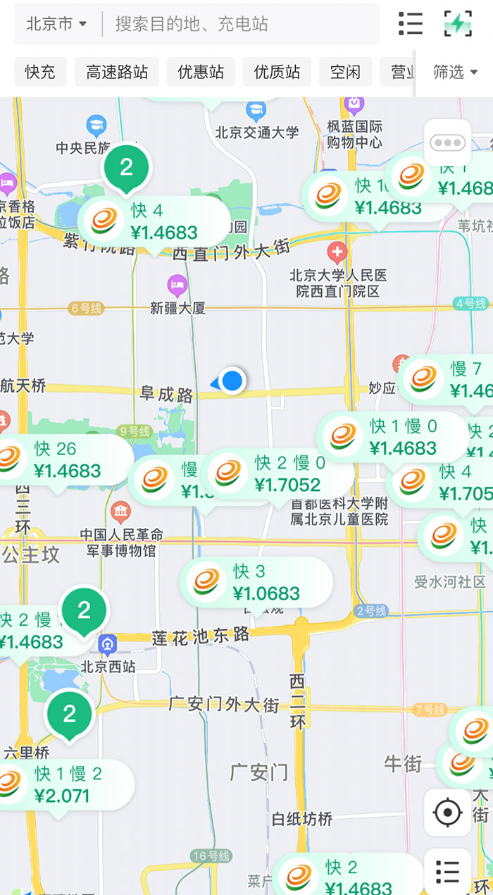 中新財經(jīng)查詢相關充電APP發(fā)現(xiàn)，電價平峰時段，快充樁的價格普遍在1.4元度左右。