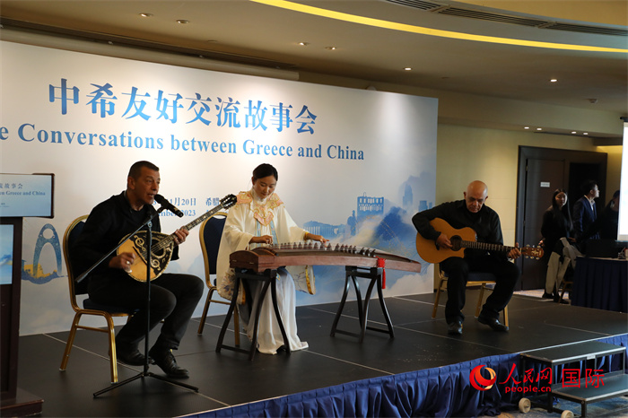 中希藝術(shù)家用古箏和布祖基琴演奏希臘著名歌曲《比雷埃夫斯的孩子》。   人民網(wǎng)記者 謝亞宏攝
