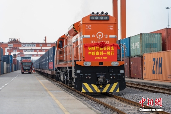 資料圖：河南鄭州，一列滿載貨物的中歐班列(鄭州)從中國(guó)鐵路鄭州局集團(tuán)有限公司圃田車站駛出，開(kāi)往德國(guó)漢堡。<a target='_blank' href='/'><p  align=