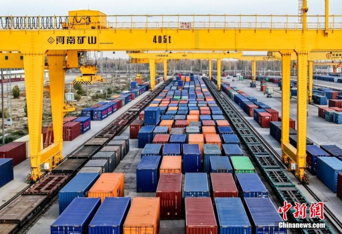 資料圖：霍爾果斯鐵路口岸有序排列的集裝箱。(無(wú)人機(jī)照片)<a target='_blank' href='/' ><p  align=