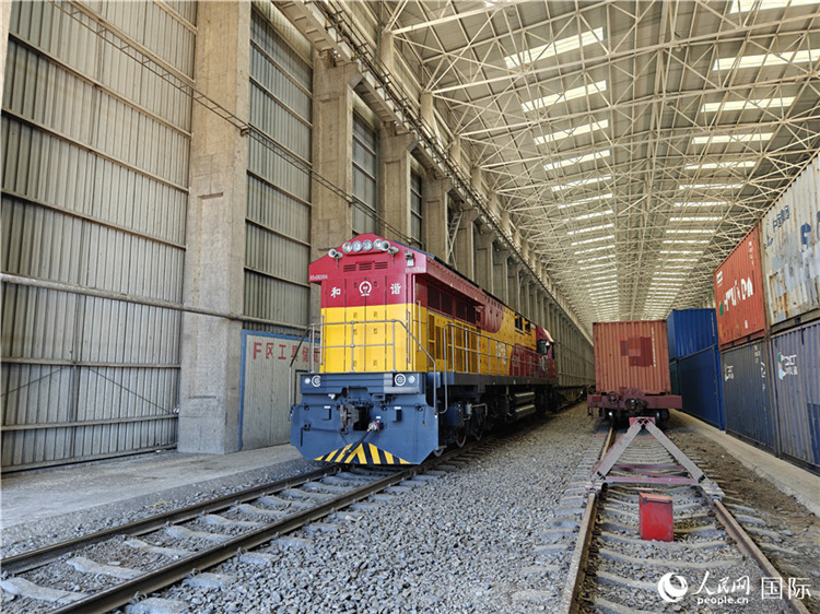 換裝完畢的中歐班列即將從換裝庫(kù)內(nèi)駛出。人民網(wǎng)記者 劉潔妍攝