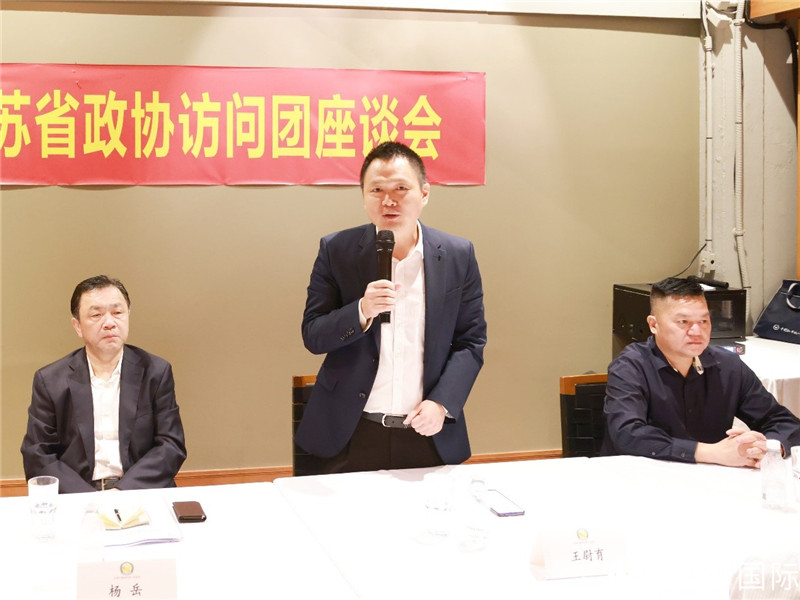 中國駐里約總領(lǐng)館副總領(lǐng)事王尉育（中）在座談會上致辭。人民網(wǎng)記者 陳海琪攝