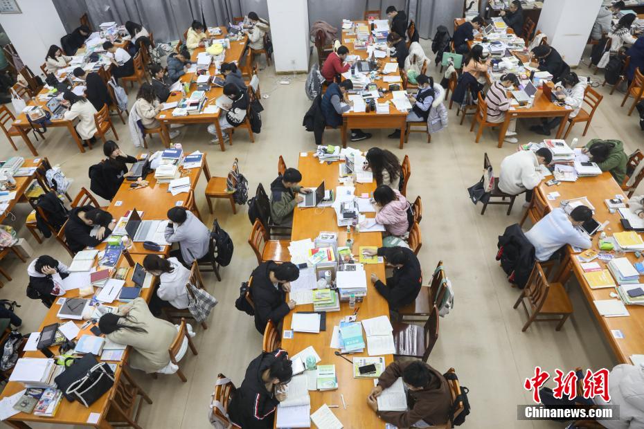 資料圖：眾多考研學生在南昌大學圖書館的自習室內(nèi)復習備考。 劉力鑫 攝