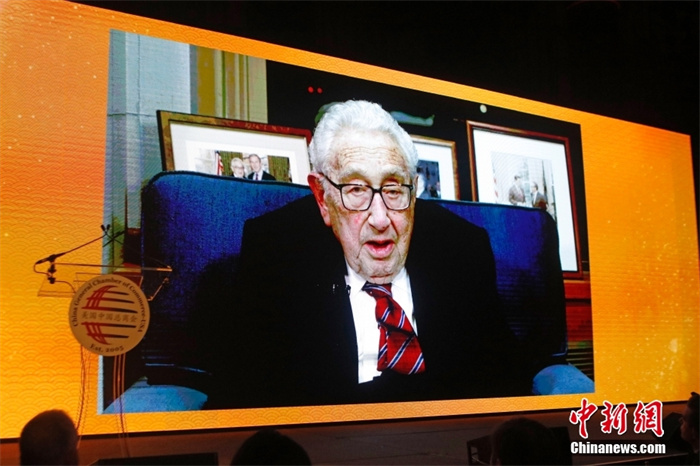 當(dāng)?shù)貢r(shí)間2023年1月18日晚，美國中國總商會(CGCC)在紐約舉行2023年中國農(nóng)歷新年晚宴。圖為亨利·基辛格以視頻方式致辭。<a target='_blank' href='/' _fcksavedurl='/'><p  align=