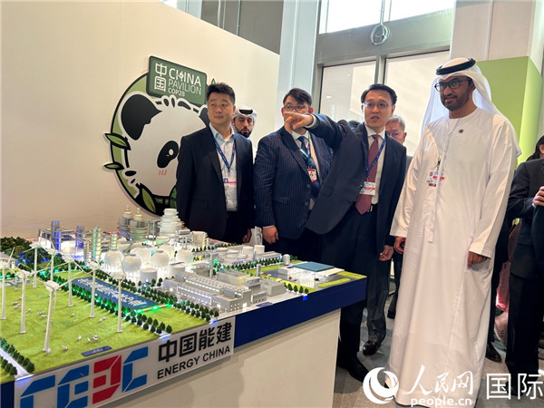 COP28主席蘇爾坦·賈比爾參觀中國角展示。人民網(wǎng)記者任皓宇攝
