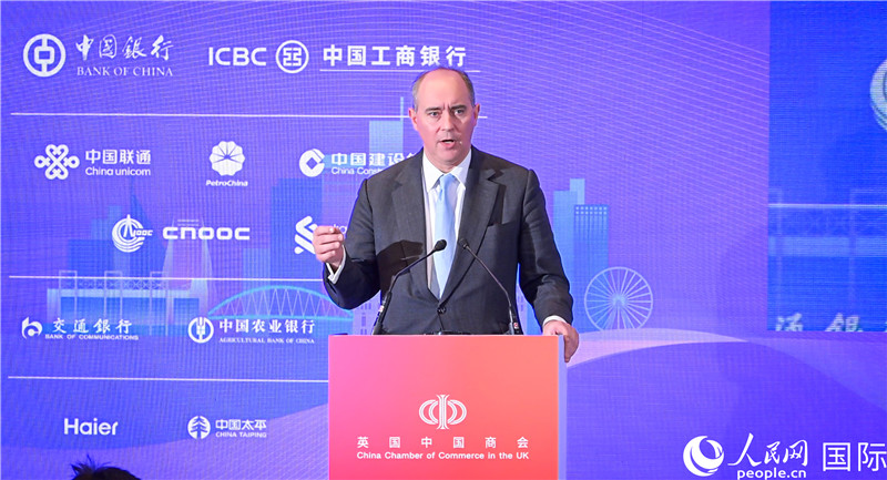 英國商業(yè)貿(mào)易部國務(wù)大臣（投資大臣）多米尼克·約翰遜與會。人民網(wǎng) 郭錦標(biāo)攝