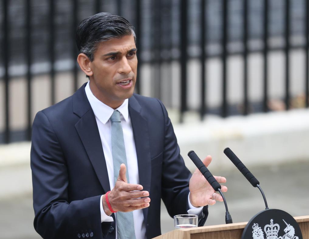 2022年10月25日，里?！ぬK納克在英國倫敦唐寧街10號(hào)首相府前發(fā)表講話。新華社記者李穎攝