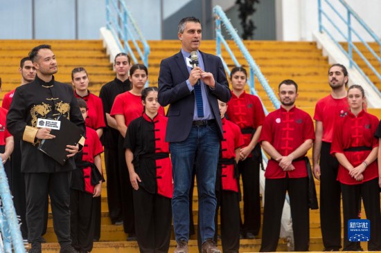 12月2日，希臘文化部副部長赫里斯托斯·季馬斯（中）在希臘雅典圣誕劇場舉行的“中希國際戲劇節(jié)”開幕式上講話。新華社發(fā)（馬里奧斯·羅洛斯攝）