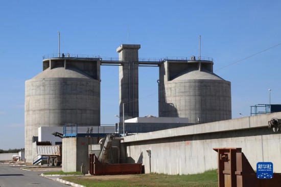 這是11月28日在突尼斯蘇塞市拍攝的中企承接建造的哈姆敦污水處理站一角。位于北非的突尼斯連續(xù)數(shù)年遭遇干旱，居民生活和農(nóng)業(yè)生產(chǎn)受到嚴(yán)重影響。突尼斯媒體近日?qǐng)?bào)道了中企承接的突尼斯南部蘇塞市污水處理廠項(xiàng)目，稱(chēng)贊它不僅為當(dāng)?shù)剞r(nóng)民提供了穩(wěn)定的灌溉水源，還減少了環(huán)境污染。新華社記者 黃靈 攝