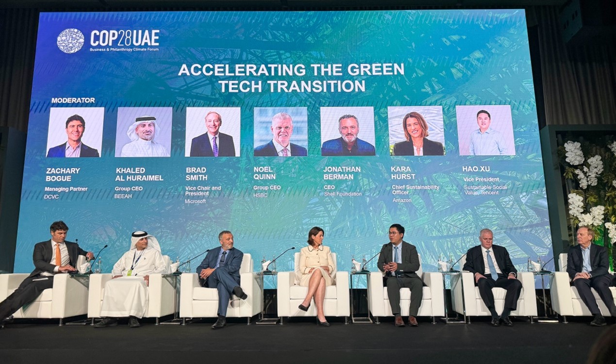騰訊可持續(xù)社會(huì)價(jià)值副總裁、騰訊碳中和實(shí)驗(yàn)室負(fù)責(zé)人許浩（右三）在COP28上和微軟公司主席(右一)、匯豐銀行全球首席執(zhí)行官(右二)以及亞馬遜首席可持續(xù)發(fā)展官(左四)等對(duì)話。圖片由騰訊公司提供