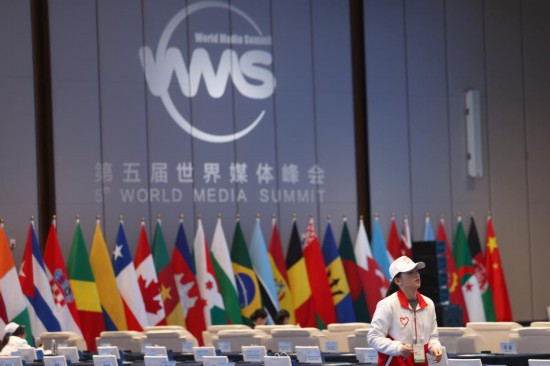   2023年12月2日，一名志愿者在廣州南沙灣濱海會議中心布置會場。（新華社記者李明攝）