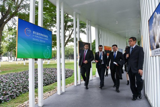   2023年12月2日，參會代表抵達廣州南沙灣濱海會議中心。（新華社記者梁旭攝）