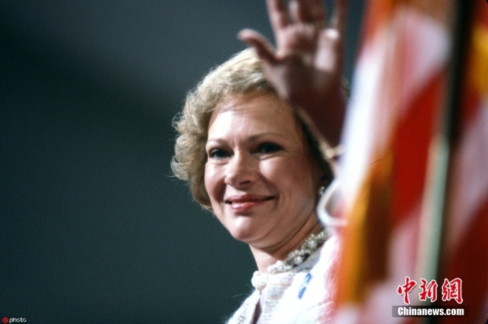 當地時間11月19日，卡特中心宣布，美國前第一夫人羅莎琳·卡特于當天去世，享年96歲。根據卡特中心發(fā)布的聲明，在家人的陪伴下，羅莎琳·卡特在佐治亞州普萊恩斯的家中平靜地去世?？ㄌ刂行?7日宣布，羅莎琳·卡特開始接受臨終關懷。圖為羅莎琳·卡特資料圖。圖/ICphoto