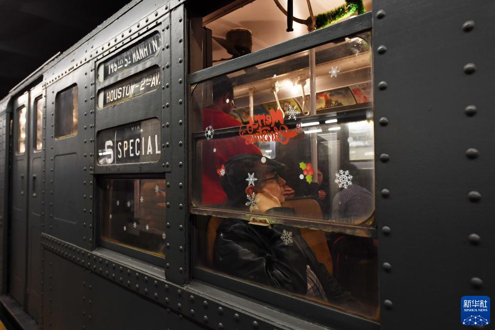 12月2日，在美國(guó)紐約，人們乘坐“懷舊地鐵”專(zhuān)列。新華社記者 李睿 攝