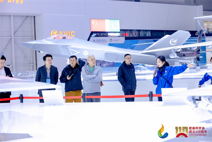 參會嘉賓和留學歸國人員參觀珠海太空中心。主辦方供圖