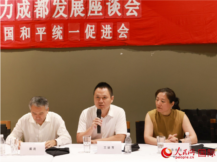 中國(guó)駐里約總領(lǐng)館副總領(lǐng)事王尉育（中）在座談會(huì)中致辭。人民網(wǎng)記者 陳海琪攝