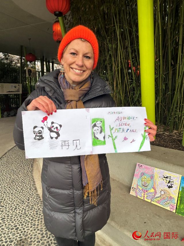 桑德拉和德國小朋友們的作品。右圖寫著“祝福好運，再見 Pit和Paule（“夢想”“夢圓”的德語名字）”。人民網(wǎng)記者 徐馨攝