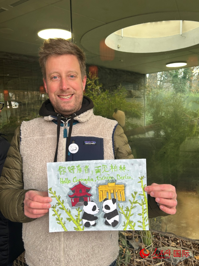 特別從法國趕來送別“夢想”“夢圓”的專業(yè)級熊貓粉絲 Pouille先生和此次征集的兒童作品。人民網(wǎng)記者 徐馨攝