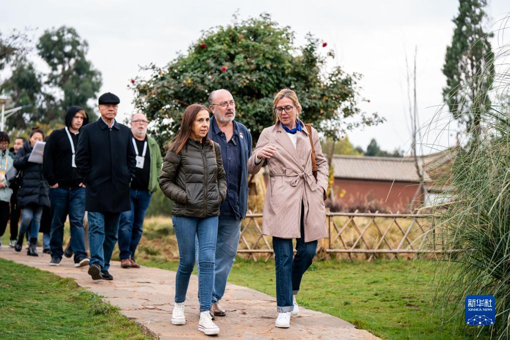 12月6日，世界媒體峰會參會代表在昆明市晉寧區(qū)小漁村參觀。新華社記者 胡超 攝