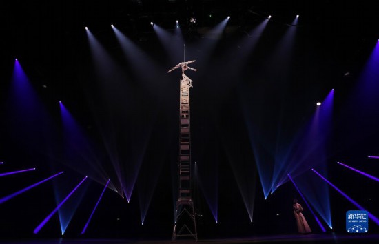 12月8日，演員在法國(guó)巴黎舉行的中國(guó)雜技“奇妙之夜”演出上表演《高椅》。新華社記者 高靜 攝