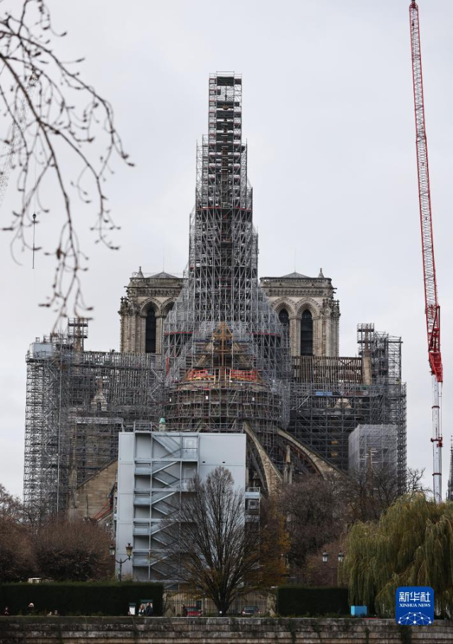 這是12月8日在法國巴黎拍攝的修復(fù)中的巴黎圣母院。新華社記者 高靜 攝