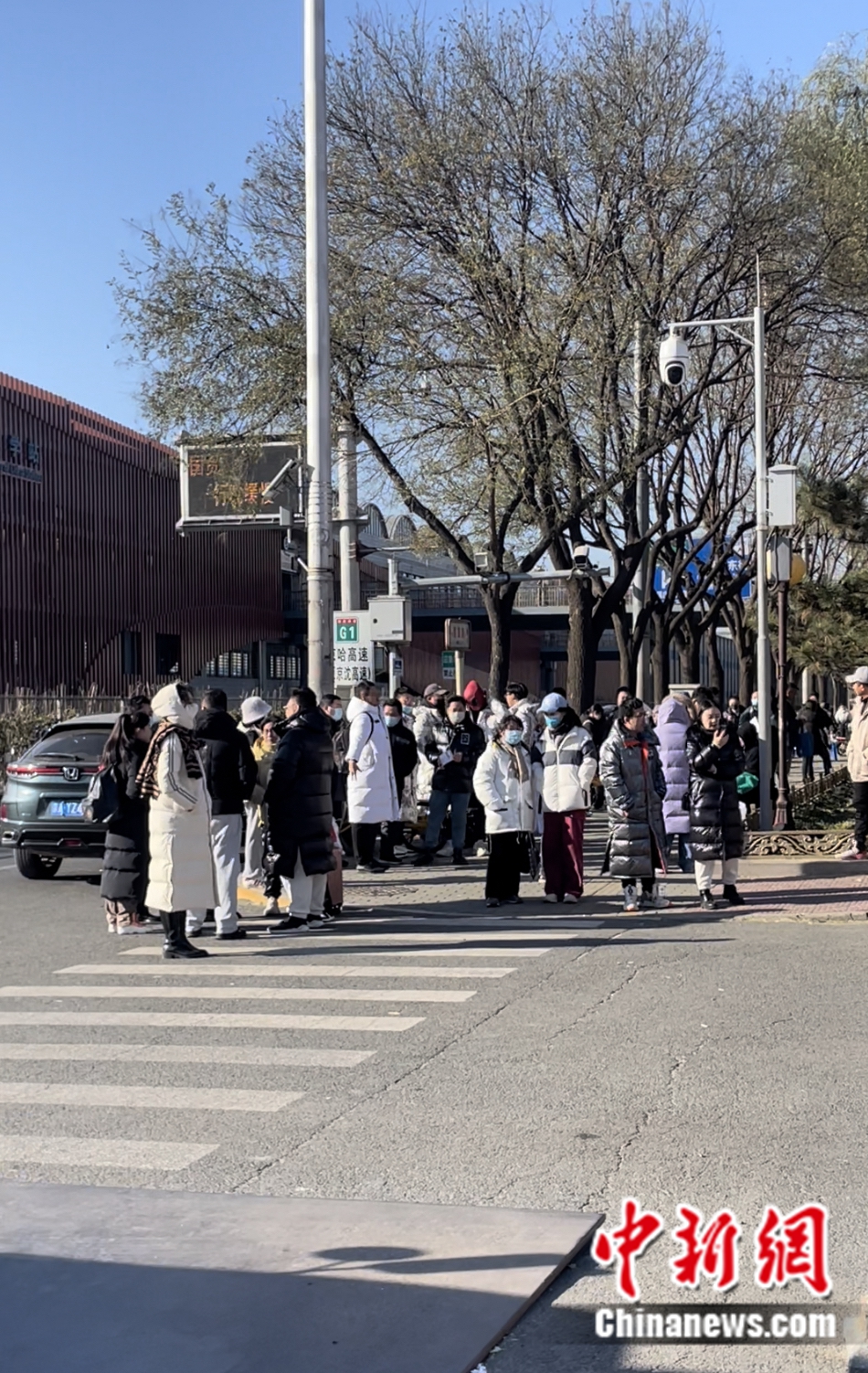 不少家長(zhǎng)和老師在考場(chǎng)外等候。袁秀月 攝