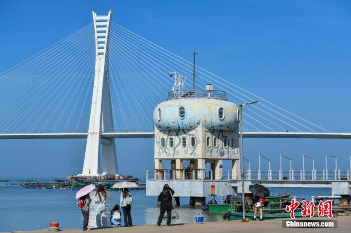 圖為游客在文昌鋪前漁港游玩。<a target='_blank' href='/' _fcksavedurl='/' ><p  align=