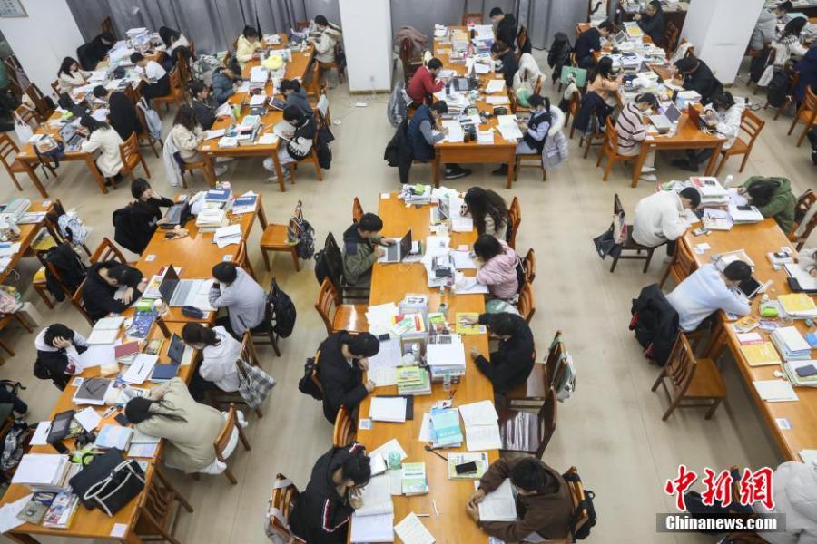 資料圖：眾多考研學(xué)生在南昌大學(xué)圖書館的自習(xí)室內(nèi)復(fù)習(xí)備考。劉力鑫 攝