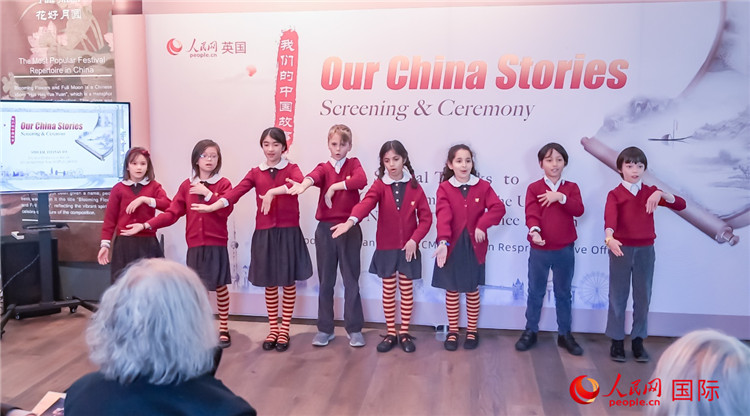 肯辛頓韋德預(yù)備學(xué)校小學(xué)生表演。人民網(wǎng) 郭錦標(biāo)攝