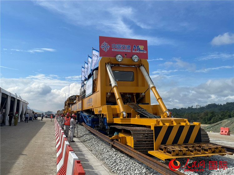 馬東鐵項(xiàng)目軌道工程啟動(dòng)儀式現(xiàn)場(chǎng)。人民網(wǎng)記者 劉慧攝