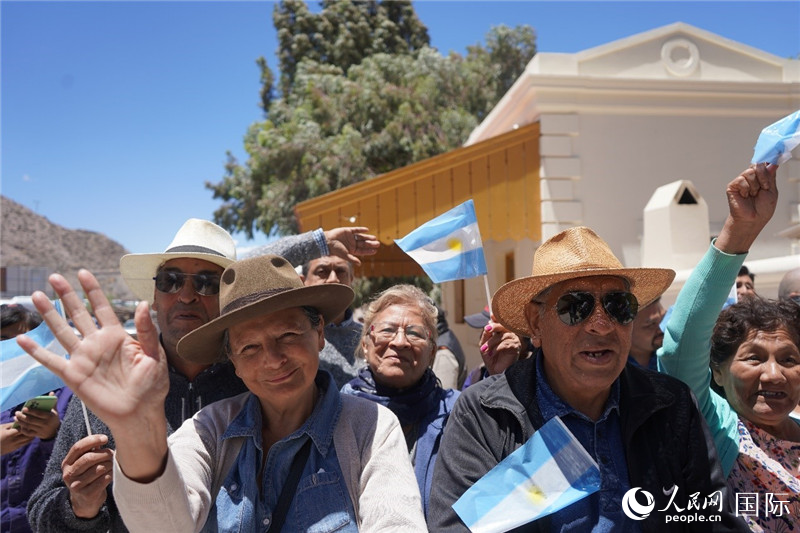 圖為當(dāng)?shù)孛癖娮园l(fā)舉行慶?；顒?dòng)。人民網(wǎng)記者 許放攝