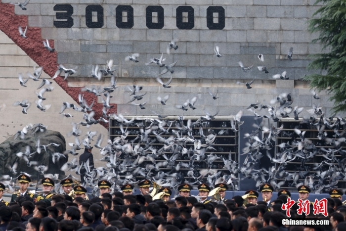 12月13日是第十個南京大屠殺死難者國家公祭日。當天上午，南京大屠殺死難者國家公祭儀式在侵華日軍南京大屠殺遇難同胞紀念館舉行。圖為國家公祭儀式現(xiàn)場。<a target='_blank' href='/'><p  align=