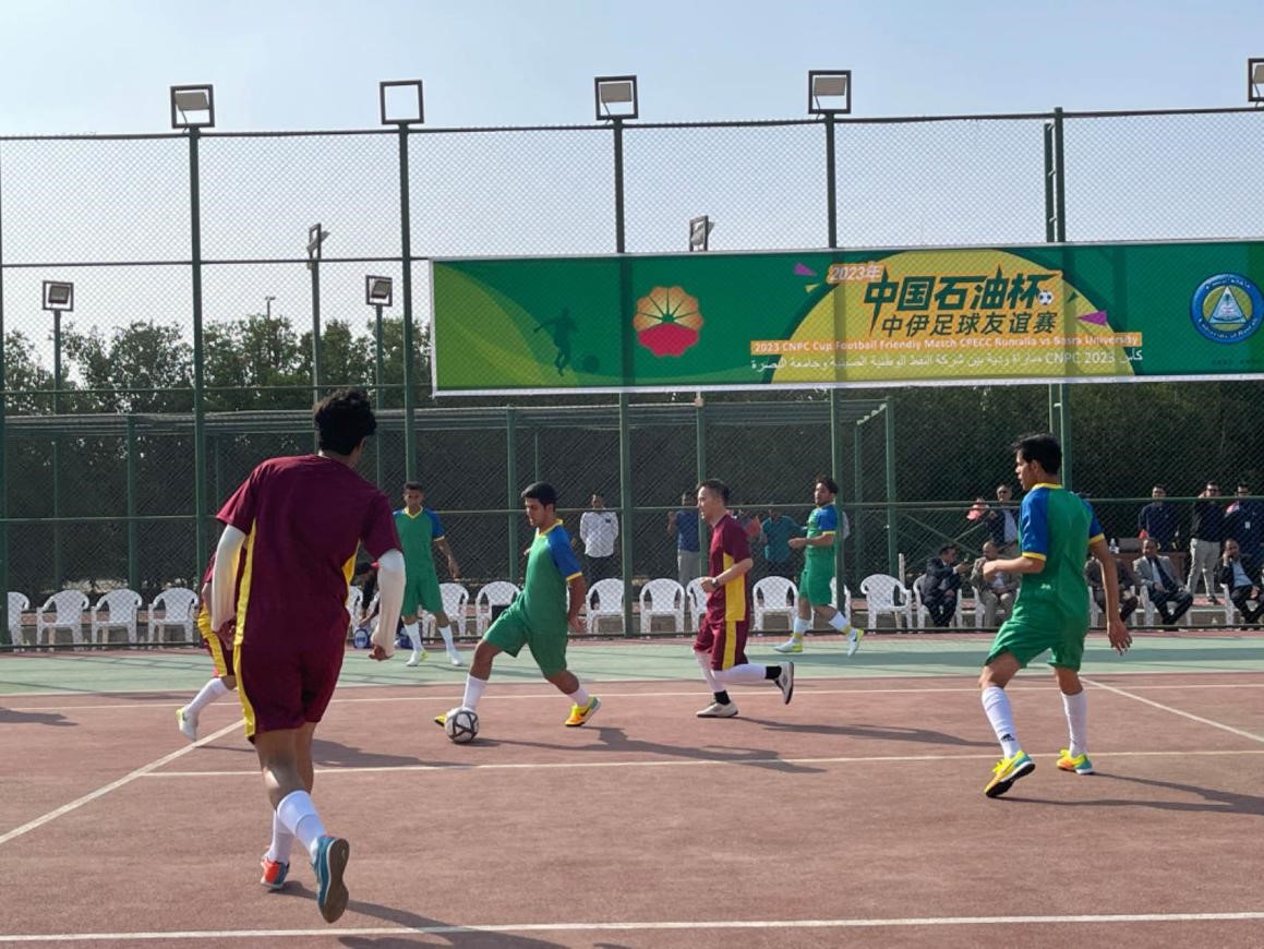 12月14日，中國石油（伊拉克）魯邁拉片區(qū)舉辦公共開放日和足球友誼賽。中國石油工程建設(shè)有限公司魯邁拉項(xiàng)目代表隊(duì)與巴士拉大學(xué)代表隊(duì)進(jìn)行了比賽，巴士拉大學(xué)代表隊(duì)獲勝。文學(xué)軍攝