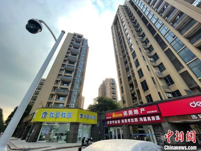 多家房地產(chǎn)中介。 蘇婷 攝