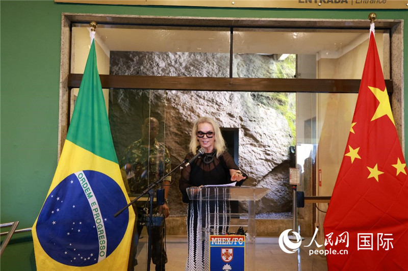 山河文化促進中心執(zhí)行總裁瑪西婭·梅爾基奧爾在攝影展開幕式上致辭。 人民網(wǎng)記者 陳海琪攝