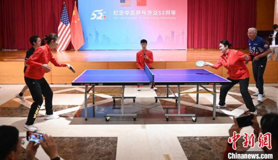 當(dāng)?shù)貢r(shí)間12月13日，中國駐美使館在華盛頓舉辦慶?；顒?dòng)紀(jì)念中美乒乓外交52周年。圖為丁寧、劉偉、戴爾等中美運(yùn)動(dòng)員上演混雙表演賽。中新社記者 陳孟統(tǒng) 攝