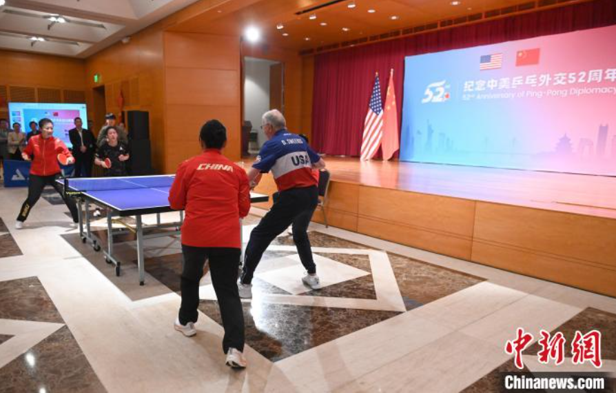 當(dāng)?shù)貢r(shí)間12月13日，中國駐美使館在華盛頓舉辦慶?；顒?dòng)紀(jì)念中美乒乓外交52周年。圖為丁寧、劉偉、戴爾等中美運(yùn)動(dòng)員上演混雙表演賽。中新社記者 陳孟統(tǒng) 攝