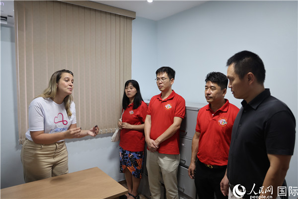 王尉育等人參觀并了解協(xié)會(huì)活動(dòng)場所及設(shè)施。人民網(wǎng)記者 時(shí)元皓攝