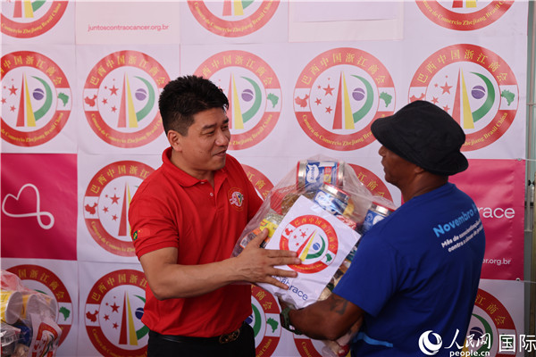 鄭俠茂向癌癥患者捐贈(zèng)食品籃。人民網(wǎng)記者 時(shí)元皓攝