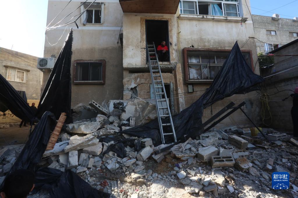 12月17日，在約旦河西岸城市圖勒凱爾姆附近的一處難民營，人們查看在沖突中損毀的房屋。新華社發(fā)（尼達(dá)爾·艾仕塔耶?dāng)z）