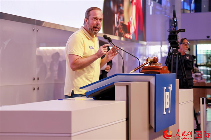 巴西礦產(chǎn)和能源部部長(zhǎng)亞歷山大·西爾維拉發(fā)表致辭。人民網(wǎng)記者 宋亦然攝