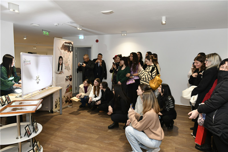 圖為觀眾欣賞帶有“你好中國”標識的皮影展示。 布加勒斯特中國文化中心供圖。