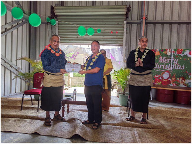 湯加農(nóng)林食品部部長佛赫為唐匯勇組長頒發(fā)獎(jiǎng)狀和獎(jiǎng)金。援湯加第六期農(nóng)業(yè)技術(shù)援助項(xiàng)目組供圖