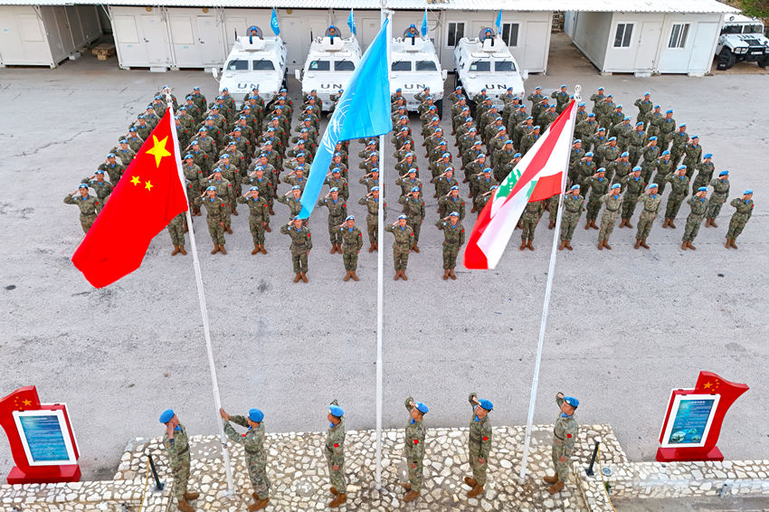 1月1日，中國第22批赴黎巴嫩維和官兵們舉行升旗儀式。胡光明攝