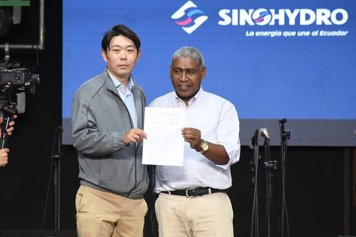 中國(guó)電建厄瓜多爾國(guó)別代表白納（左）代表中國(guó)電建向厄瓜多爾埃爾查科市康復(fù)中心捐贈(zèng)了一批康復(fù)器材，埃爾查科市市長(zhǎng)奧斯卡·德拉克魯斯·卡瓦蒂霍（右）對(duì)中國(guó)企業(yè)的善舉表示感謝。中國(guó)電建厄瓜多爾代表處供圖