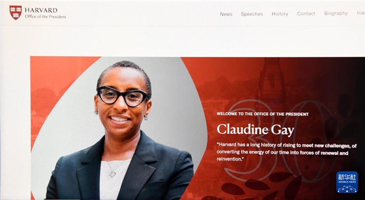 美國媒體1月2日報(bào)道，哈佛大學(xué)校長蓋伊宣布辭職。這是1月2日拍攝的有蓋伊照片的哈佛大學(xué)官網(wǎng)校長辦公室頁面。新華社記者李睿 攝