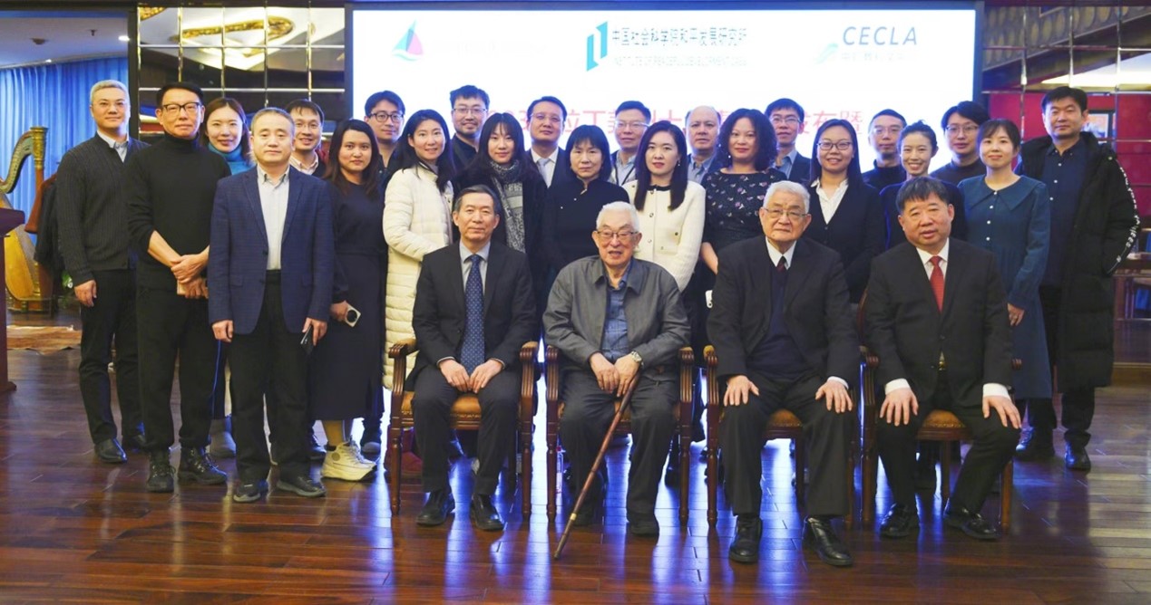 與會(huì)專家學(xué)者舉行合影。主辦方供圖