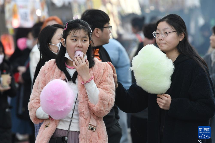 1月5日，在日本名古屋市第18屆“名古屋中國春節(jié)祭”上，游客品嘗棉花糖。新華社記者 岳晨星 攝